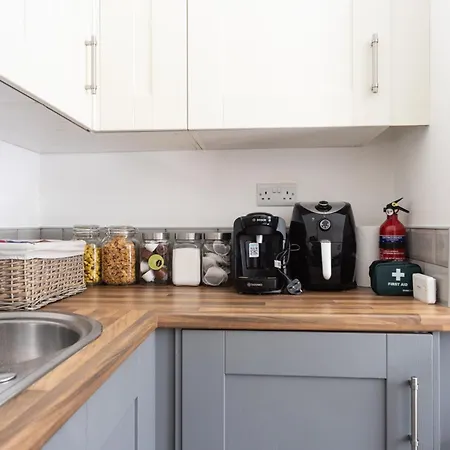 Excellent 3 Bedroom, 3 Baths, Centre, Voucher Available! * Leeds (West Yorkshire)