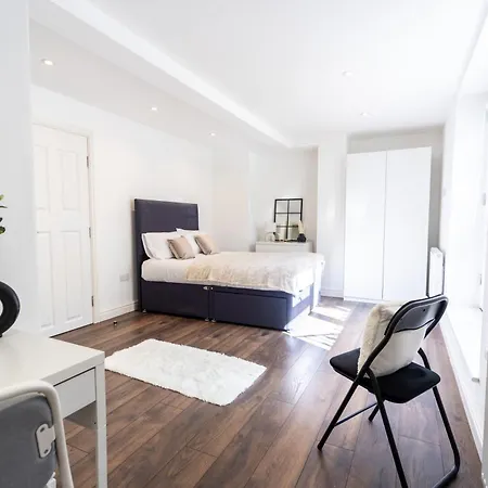 Appartement Excellent 3 Bedroom, 3 Baths, Centre, Voucher Available