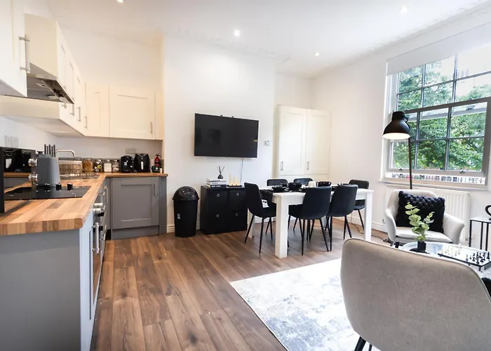 Appartement Excellent 3 Bedroom, 3 Baths, Centre, Voucher Available *