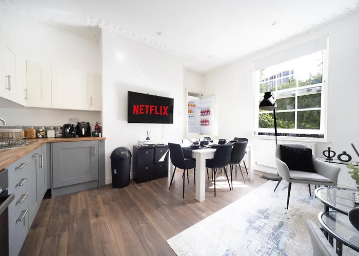 Excellent 3 Bedroom, 3 Baths, Centre, Voucher Available *