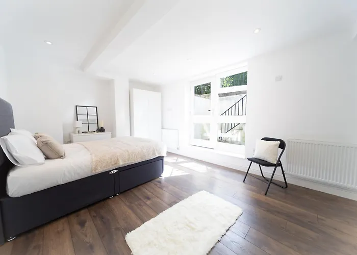 Excellent 3 Bedroom, 3 Baths, Centre, Voucher Available!