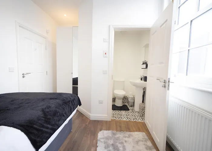 Appartement Excellent 3 Bedroom, 3 Baths, Centre, Voucher Available *