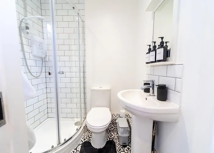 Excellent 3 Bedroom, 3 Baths, Centre, Voucher Available! Leeds (West Yorkshire)