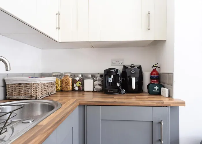 Excellent 3 Bedroom, 3 Baths, Centre, Voucher Available * Leeds (West Yorkshire)