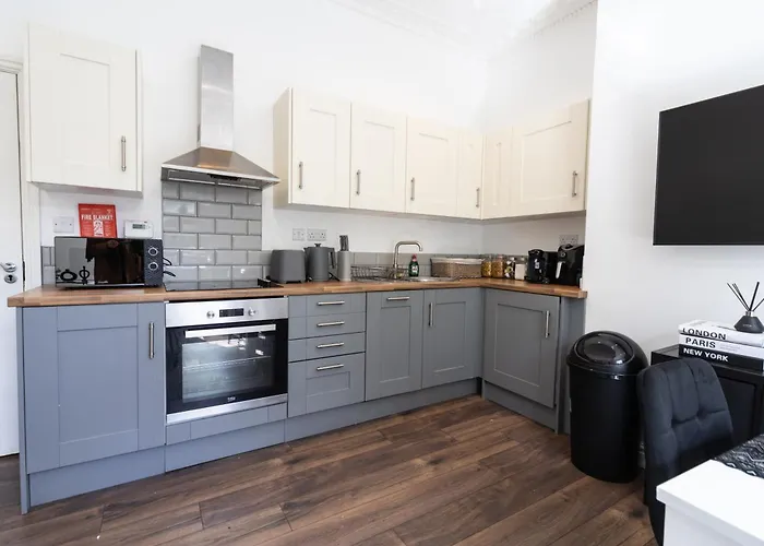 Apartment Excellent 3 Bedroom, 3 Baths, Centre, Voucher Available!