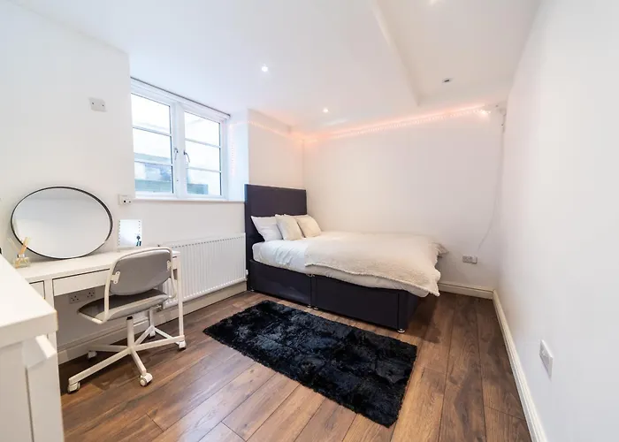 Excellent 3 Bedroom, 3 Baths, Centre, Voucher Available * Leeds (West Yorkshire)