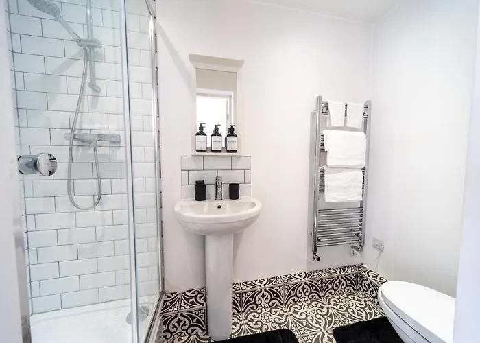 Excellent 3 Bedroom, 3 Baths, Centre, Voucher Available