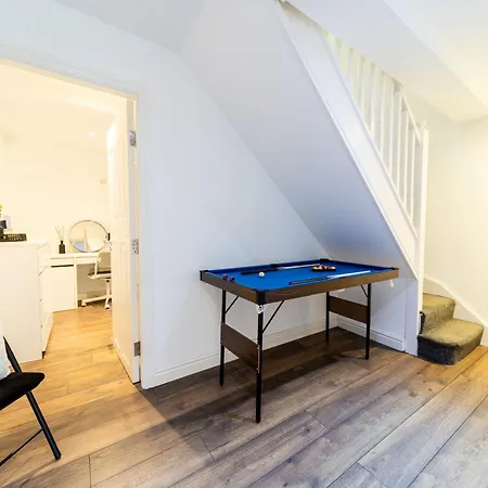 Excellent 3 Bedroom, 3 Baths, Centre, Voucher Available! 公寓 *