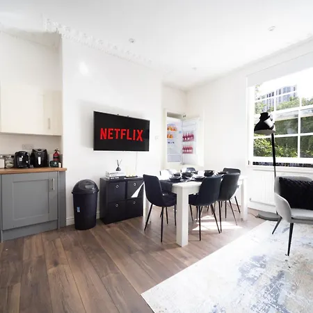 Excellent 3 Bedroom, 3 Baths, Centre, Voucher Available! *