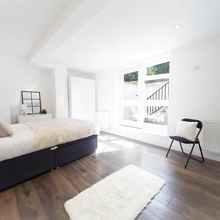 Excellent 3 Bedroom, 3 Baths, Centre, Voucher Available!