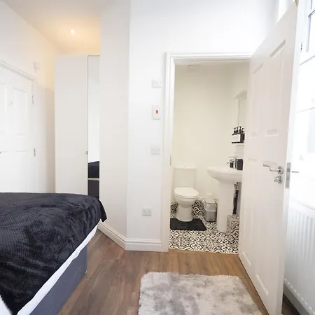 公寓 Excellent 3 Bedroom, 3 Baths, Centre, Voucher Available! *