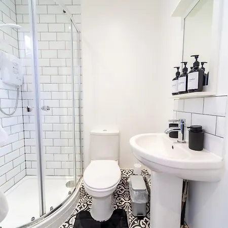 Excellent 3 Bedroom, 3 Baths, Centre, Voucher Available! 利兹