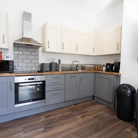 公寓 Excellent 3 Bedroom, 3 Baths, Centre, Voucher Available!