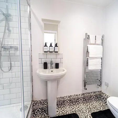 Excellent 3 Bedroom, 3 Baths, Centre, Voucher Available!