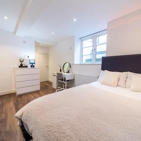 Excellent 3 Bedroom, 3 Baths, Centre, Voucher Available! 公寓 *