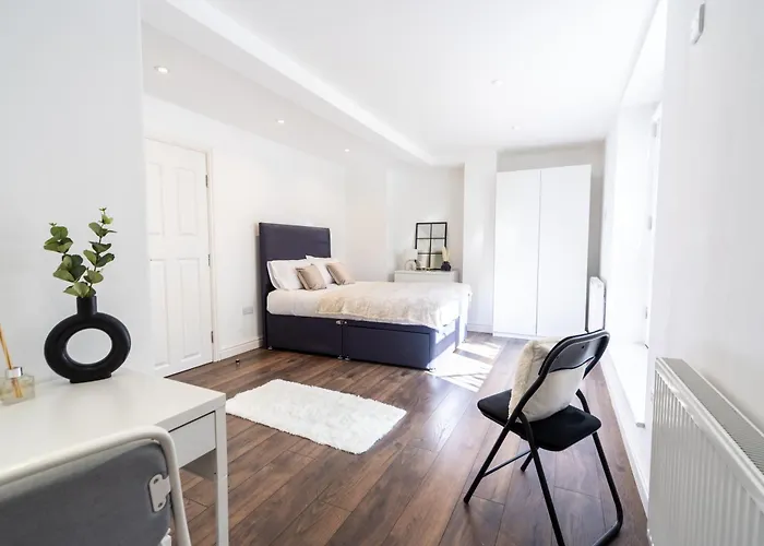 Apartamento Excellent 3 Bedroom, 3 Baths, Centre, Voucher Available!