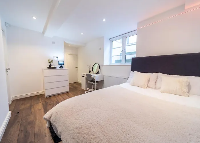 Excellent 3 Bedroom, 3 Baths, Centre, Voucher Available! Apartamento *